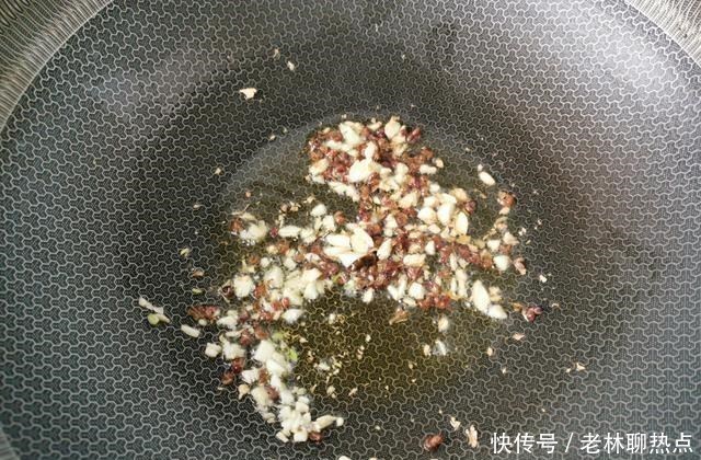 我家大虾从不水煮,学会这种做法,不油炸不清蒸,外酥里嫩不油腻
