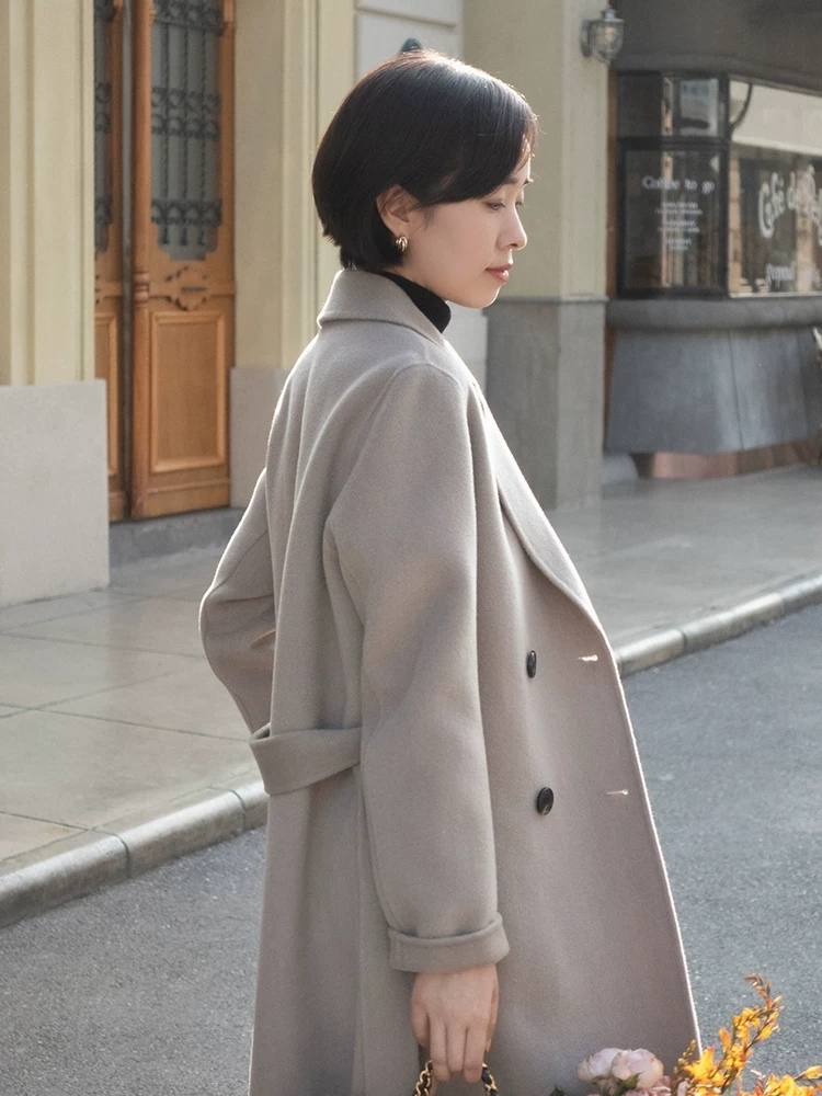 小蛮腰 穿大衣不要只会敞开穿了,搭配腰带保暖显瘦又高级,谁穿都好看