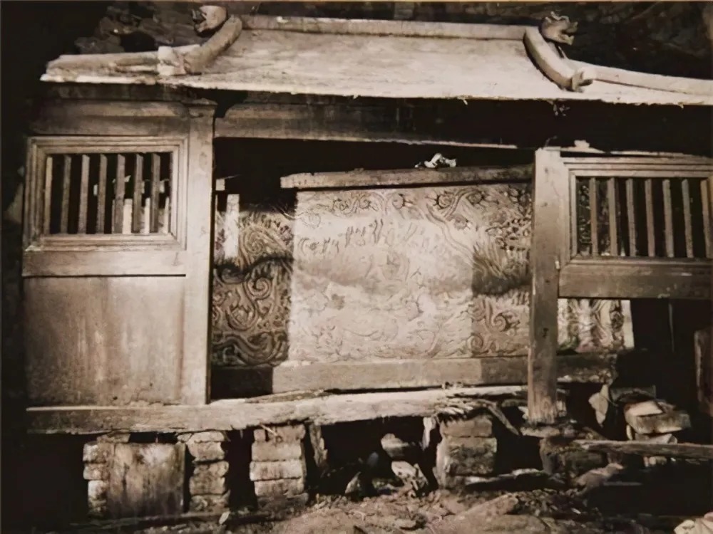 醒来|盗墓贼喝下墓中千年老酒：2天后醒来说了句话至今成笑柄...