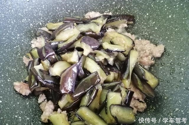 炒茄子时,多加1步,茄子不吃油不发黑,怎么炒都好吃