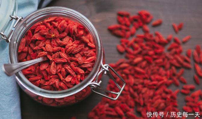 早上|枸杞泡水是早上喝好还是晚上喝好,很多人不清楚,难怪总“上火”