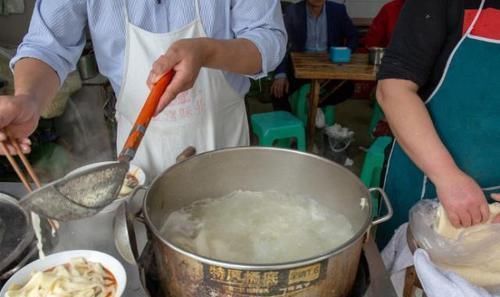 最“寒酸”的面馆，露天就餐，还能排队10米远，一天卖出800多碗