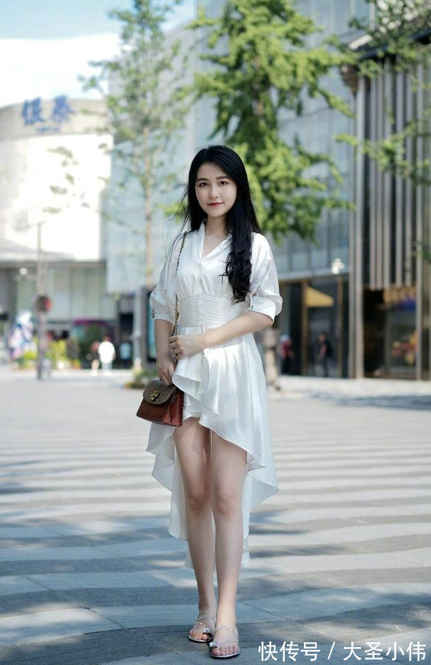 凉鞋|美女街拍:粉色裙身浪漫温馨,搭配一款细带凉鞋,穿搭十分的清甜显少女感