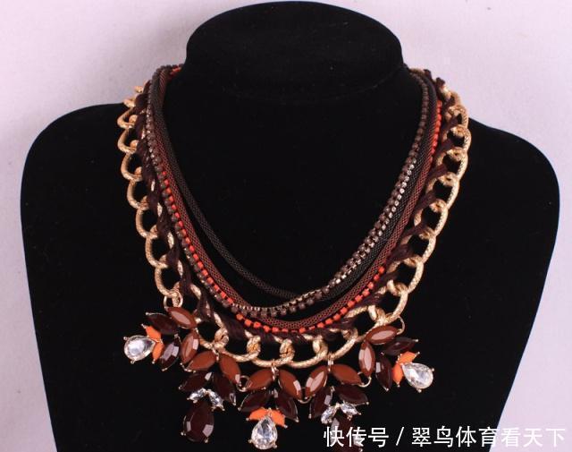 项链|女人到四十岁,佩戴什么首饰才合适太年轻“装嫩”太老了又土气