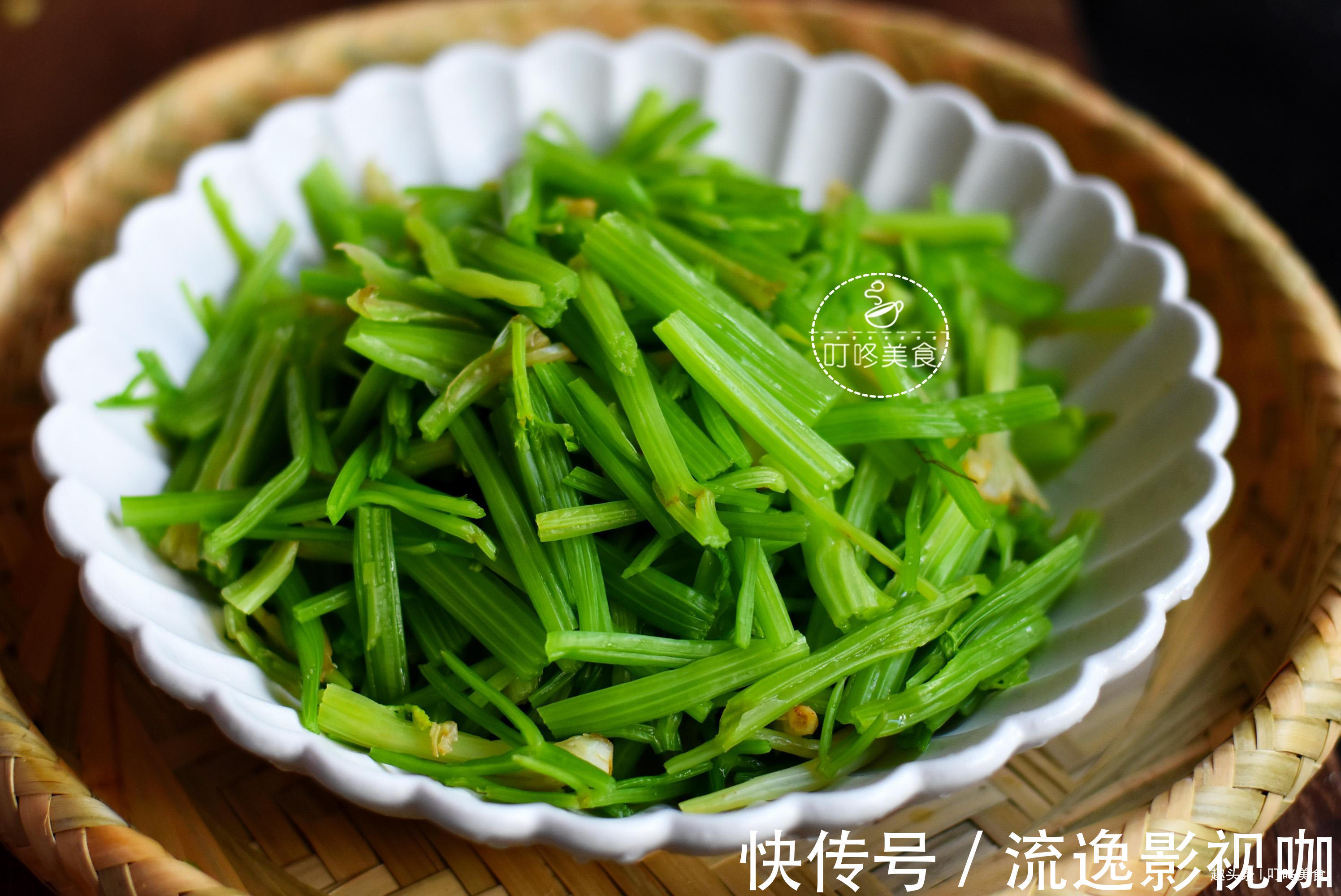菜谱|炒芹菜时,直接下锅炒就错了!少了一步,芹菜不香还不入味