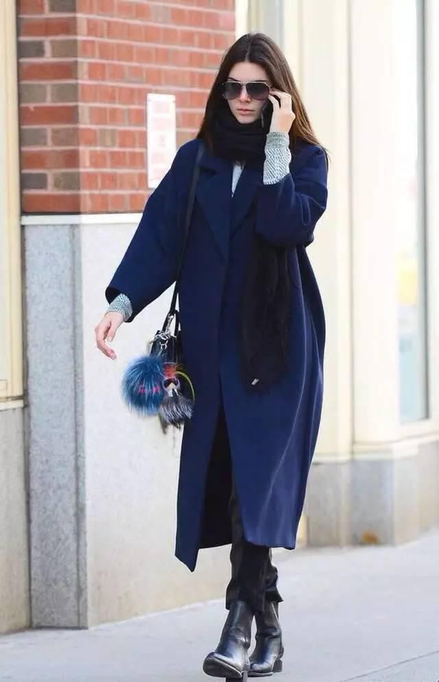 穿大衣，这样搭小包包才最时髦漂亮