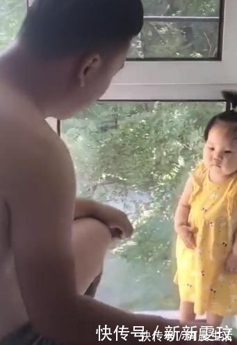 姐姐|13个月姐姐打表妹后,竟被舅舅罚站,一脸委屈的小表情萌翻了