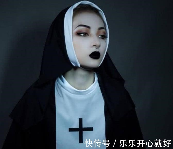 皮衣|漫展现“皮衣修女”, 紧身皮衣尽显身材, 不料却被“翘tun”抢镜!