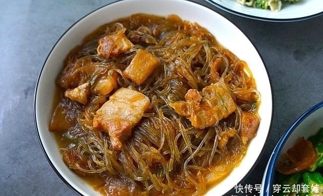 晒一晒我家的午餐，做了一桌子菜，被说吃得太随意