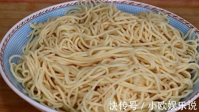 香菜段|早餐面条这样做,老婆吃了一大碗,简单美味,暖身暖胃,太香了