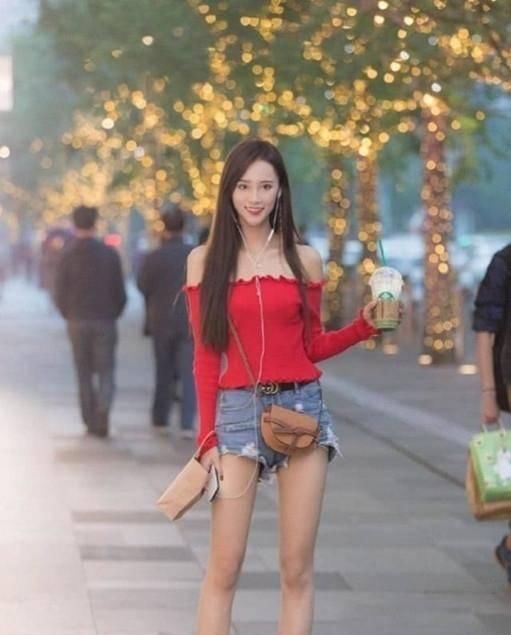 黑色|街拍微胖美女黑色紧身裤,展现了温婉迷人的气质