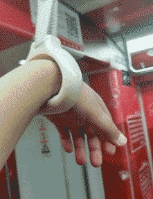 |搞笑GIF趣图：说实话，这钢琴真不错！有谁知道是什么牌子的？