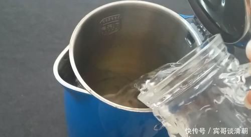 赶紧在水壶里撒一勺盐,没想到作用这么大,看完回家试一试