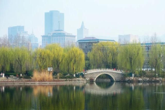 被誉为“江北独胜”的大明湖，它的魅力究竟何在呢？