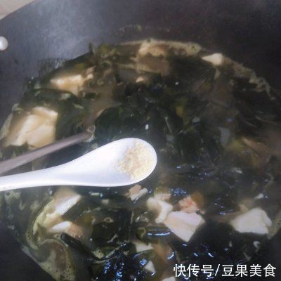 别怪我没提醒你，这道虾仁裙带菜豆腐汤一吃就上瘾