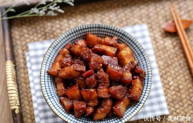 家庭秘制红烧肉炖土豆,好吃的秘诀全在此,别加错了,要不然不香