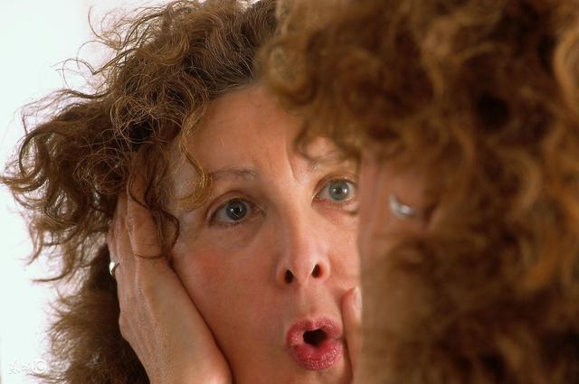 皱纹|绝经时,身体会提前打“招呼”,没有症状就是绝经还早