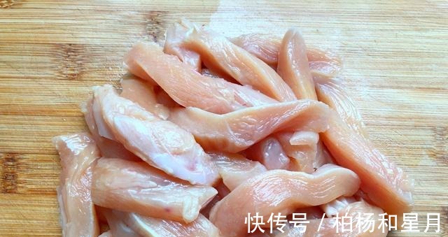 外酥|鸡胸肉不要总炒着吃了,试试这做法,外酥里嫩,吃着特解馋!
