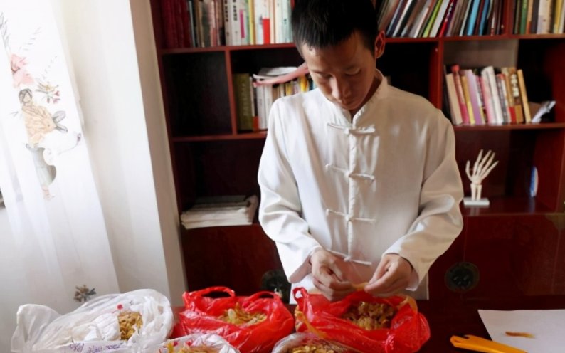  男子|安徽男子修脚30年，用万人脚皮作画，富豪曾想花20万买下