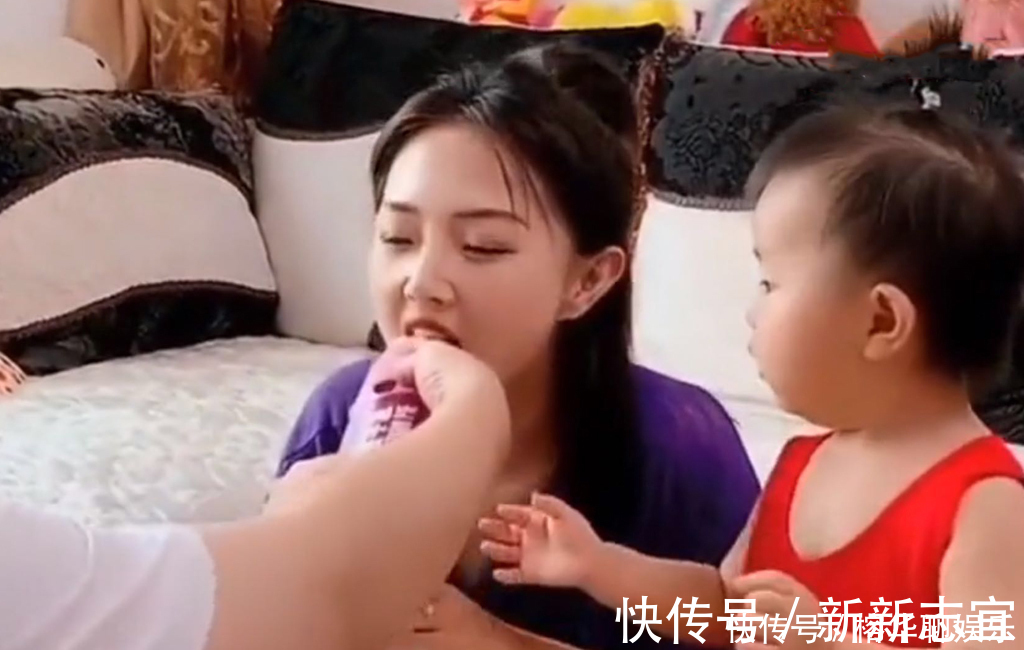 孩子|爸爸只喂妈妈东西吃,闺女的眼神透着杀气,小棉袄生起气来可爱