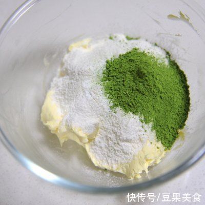 回味无穷的抹茶双色磅蛋糕来拯救你的胃