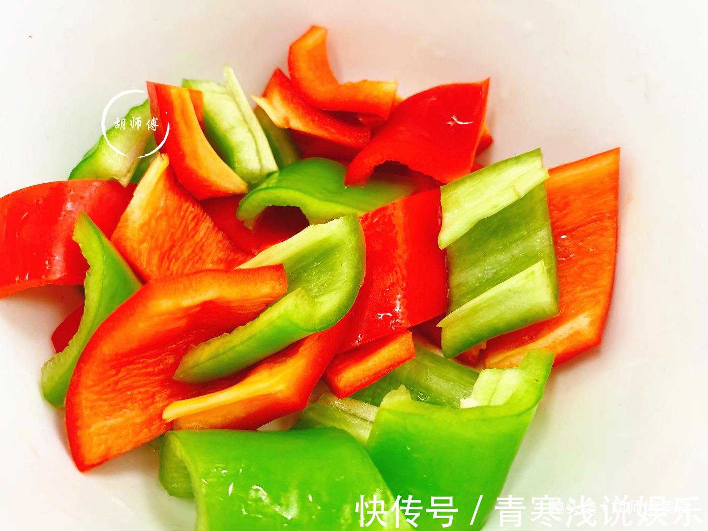 才知道，炒丝瓜不能先放油，教你1个妙招，丝瓜不发汁，绿如翡翠