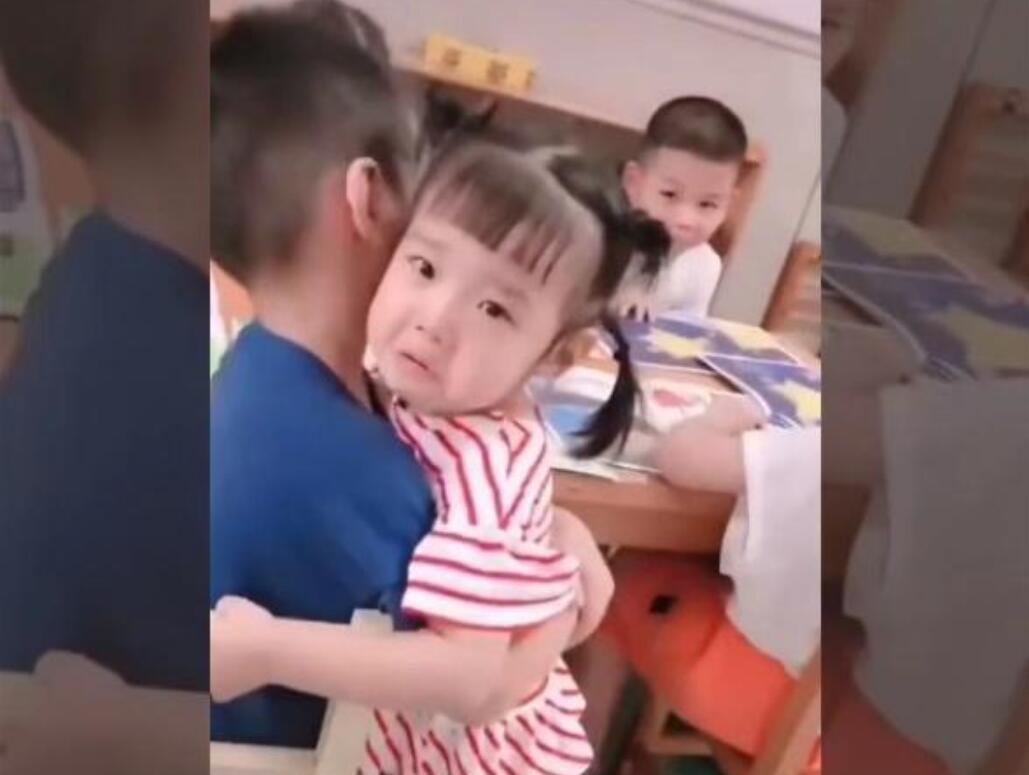 心理准备|宝宝班的妹妹哭鼻子,泪眼汪汪到中班找哥哥“抱抱”,画面好暖心