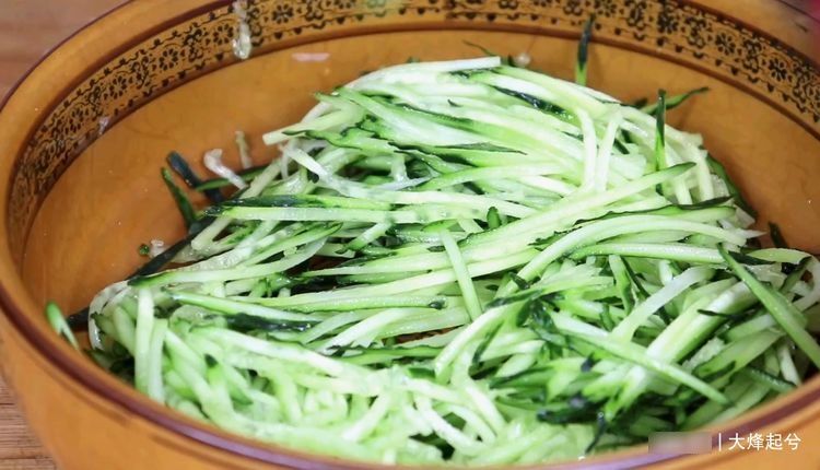 黄瓜丝加3个鸡蛋，好吃又有创意，百吃不厌，出锅就扫光