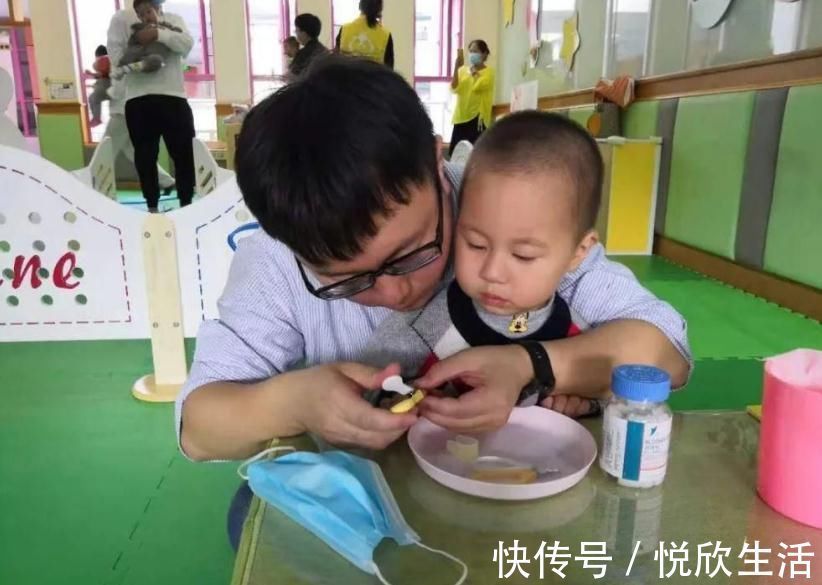 琪琪|爸爸带娃全程鼾声如雷，宝宝当面哭闹也叫不醒，网友：活着就好