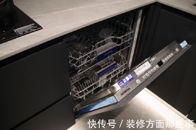 爱格|115平现代简约风,灰色影视墙是格栅和木饰面的结合