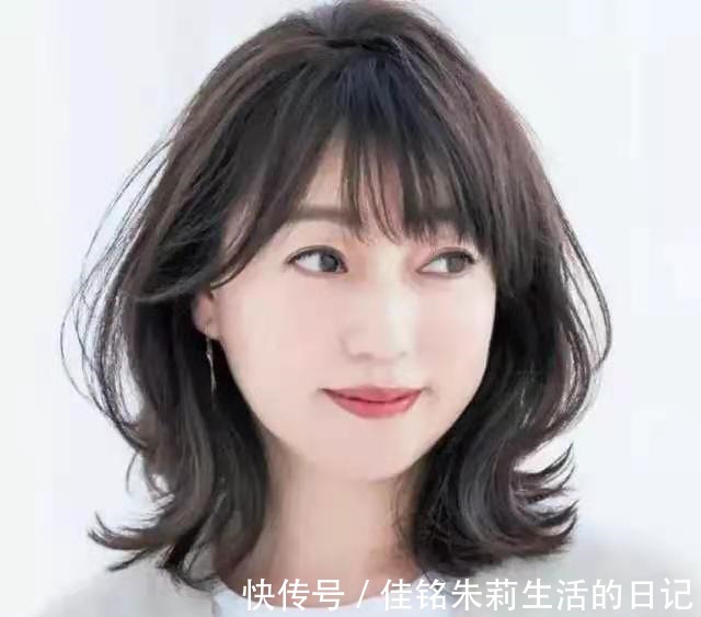 中年 选对发型不显老,给中年女性做发型三个建议棕色、柔卷、低层次!