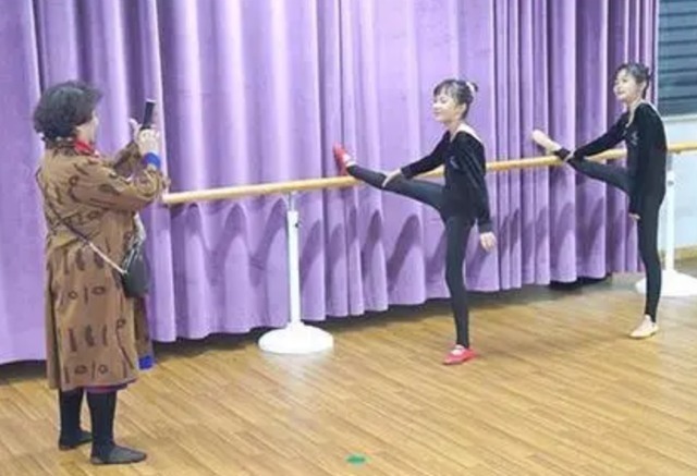 试管婴儿|60岁高龄产妇冒死产下双胞胎,如今生活凄惨、家徒四壁,值得吗