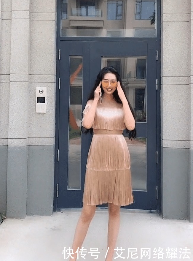 高挑美女,一袭流苏裙,真的很美!