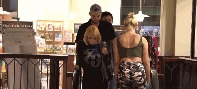 臀腿|身高1米77女生大街上健身,一双大长腿,丰腴身材完美撑起衣服