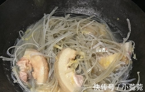 烧一个菜，我都不想再炒了，既是饭还是菜，酸香开胃，一碗吃不够