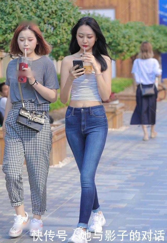 气质|蓝白条纹小短衣搭配修身牛仔裤，清新动人，气质端庄
