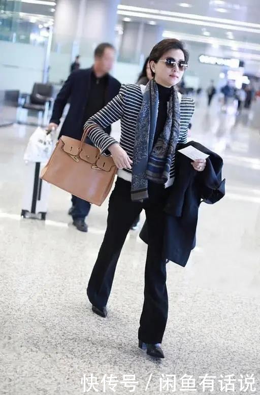 洋气|53岁杨澜越老越时髦,娃娃衫配纱裙不算啥,头上染一撮蓝毛才洋气