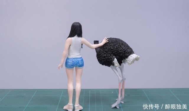 给女友照相错位闹笑话,手办师将鸵鸟少女做成手办,女友爱不释手