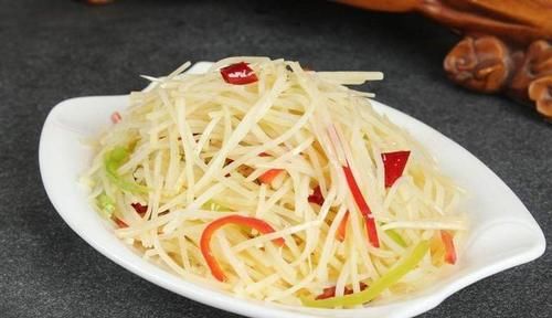 酸辣土豆丝直接下锅炒就错了，炒之前多加一步，土豆丝更爽口