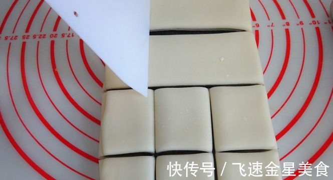 小方块|入秋了，早餐点心这么做，暄松柔软，一咬满口香，老少都爱吃！