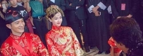 黃曉明回老家曬家人合影,吃飯開心比耶,身后多張結(jié)婚照引關(guān)注