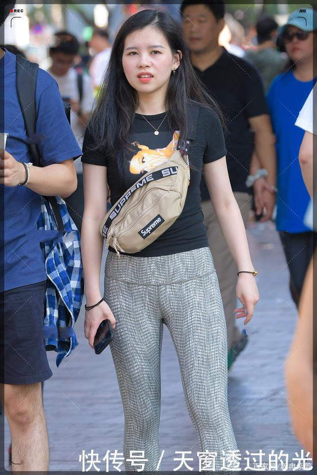 黑色人脸T恤搭配灰色弹力裤，青春时尚，美丽动人