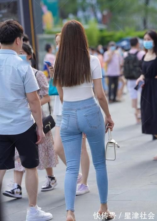 牛仔裤 想穿得时尚又随意,方法很简单,短袖加牛仔裤就可以