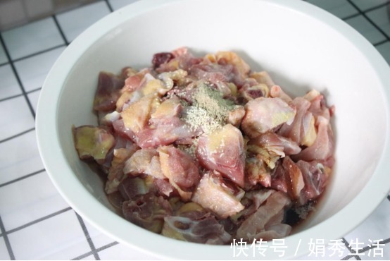 红椒|这大盘鸡看着就流口水，颜色鲜艳好吃，出锅2碗米饭不够吃