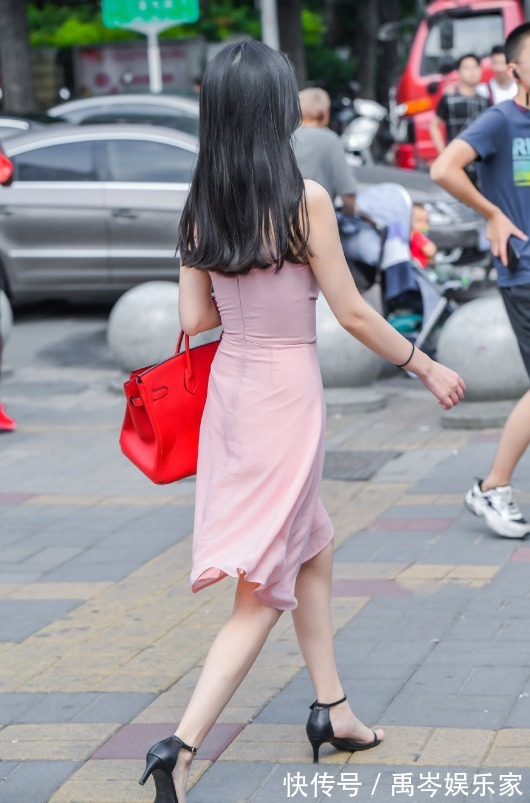 长相 长相精致的小姐姐,身穿吊带连衣裙,展现曼妙的腰身