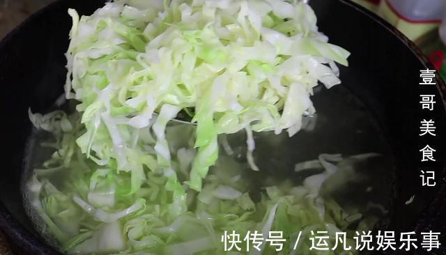 包菜|包菜最好吃的做法，简单一切，筷子一搅，营养又解馋，比吃肉还香