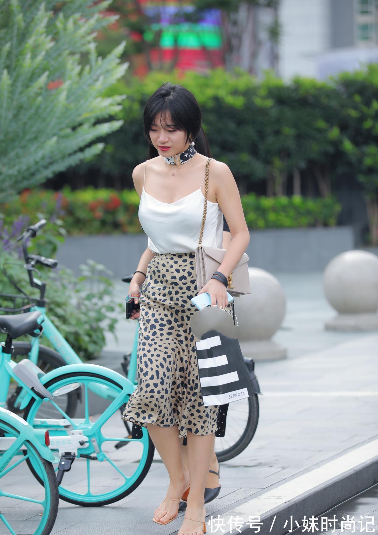 白色 时尚穿搭:白色吊带上衣搭配豹纹裙