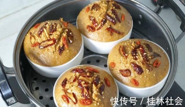 1碗大米2个鸡蛋，手不沾面，筷子搅一搅，做孩子爱吃的发糕