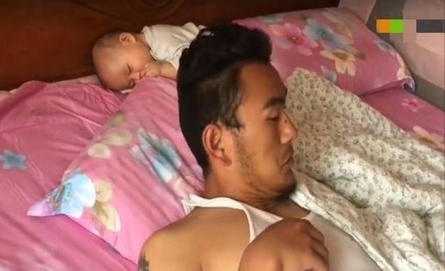 宝妈|搂着娃睡觉,半夜起身发现孩子丢了,宝妈开灯后,忍不住笑着拍照