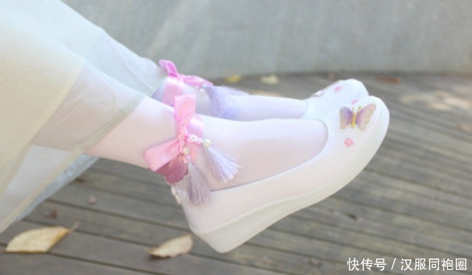 汉服|揭秘!穿汉服绣花鞋的时候,你会穿袜子吗?穿什么样的袜子呢?